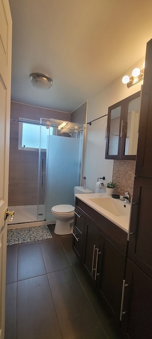 Shower, jetted bath, towels, toilet paper