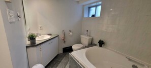 Ducha, bañera de hidromasaje, papel higiénico