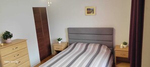 Tabla de planchar con plancha, wifi y ropa de cama 