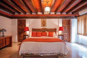 Tabla de planchar con plancha, wifi y ropa de cama 