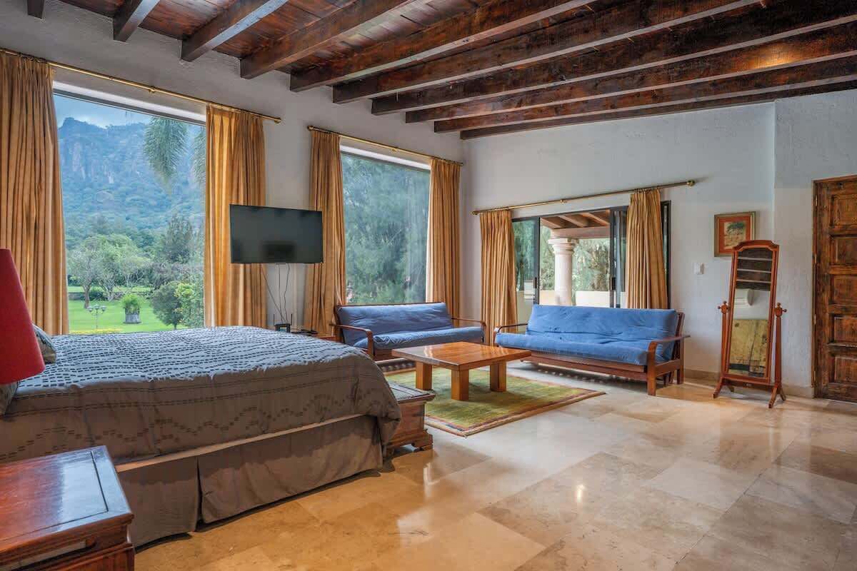 5 bedrooms, iron/ironing board, WiFi, bed sheets