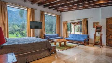 5 bedrooms, iron/ironing board, WiFi, bed sheets