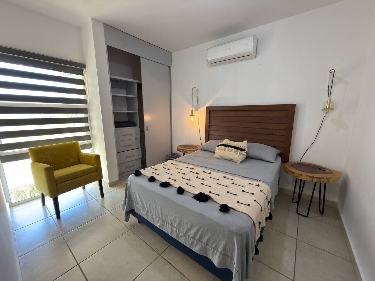 Desk, iron/ironing board, WiFi, bed sheets