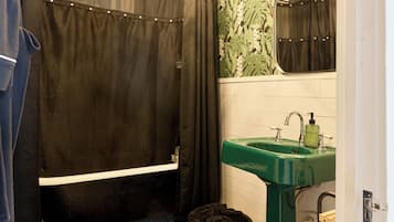 Secador de cabelo, toalhas de banho, sabonete, shampoo