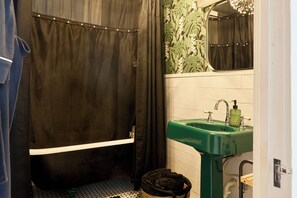Secador de cabelo, toalhas de banho, sabonete, shampoo