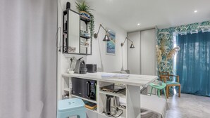 A modern room with a desk, kitchenette, and seating area. - Le Jardin du Littoral - Welkeys (Bandol)