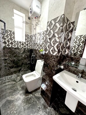 Dusche, Bidet, Handtücher, Seife