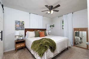 3 bedrooms, desk, iron/ironing board, travel cot - Sobremesa - Gather. Savor. Stay (Abilene)