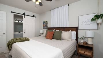 3 habitaciones, escritorio y tabla de planchar con plancha