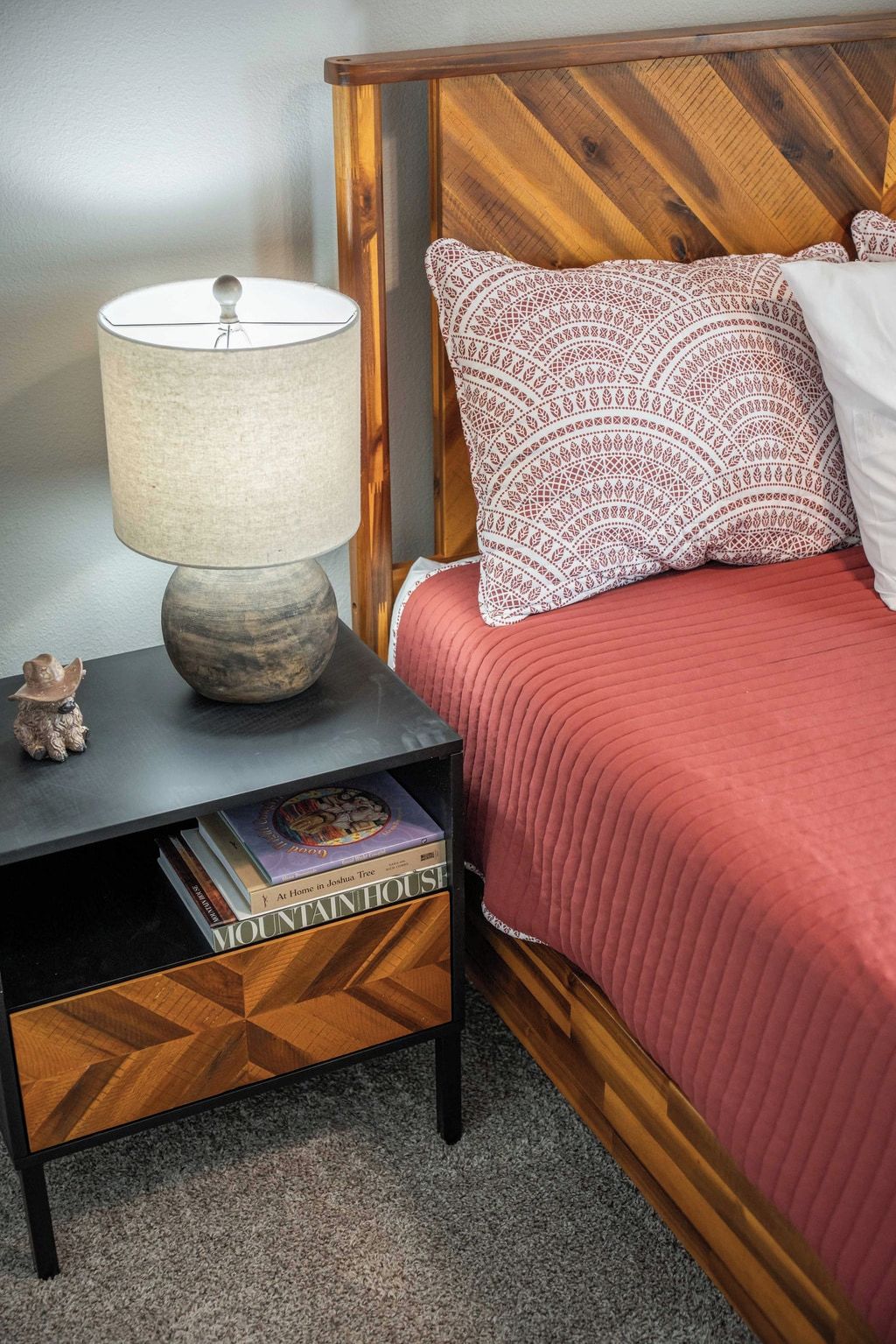 5 Schlafzimmer, Schreibtisch, Bügeleisen/Bügelbrett, Bettwäsche
