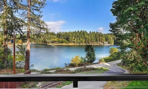 A lake surrounded by trees, a road, and a building in the background. - Charming 3-bedroom house in enjoyable Gig Harbor with AC (Gig Harbor)