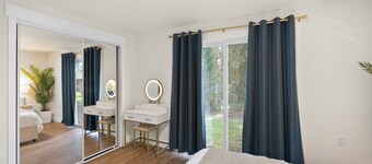 Modern Lakewood Home ~ Mins to JBLM & Hospitals-Sleeps 4, Pet Friendly