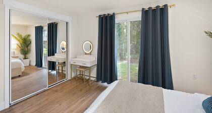 Modern Lakewood Home ~ Mins to JBLM & Hospitals-Sleeps 4, Pet Friendly