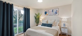 Modern Lakewood Home ~ Mins to JBLM & Hospitals-Sleeps 4, Pet Friendly
