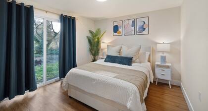 Modern Lakewood Home ~ Mins to JBLM & Hospitals-Sleeps 4, Pet Friendly