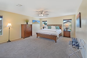 4 bedrooms, desk, iron/ironing board, free WiFi - Family Home, Sleeps 14, Heated Salt Pool, BBQ, Volleyball, games & more (Phoenix)