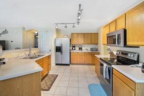 Coffee/tea maker, fridge, microwave, oven - Family Home, Sleeps 14, Heated Salt Pool, BBQ, Volleyball, games & more (Phoenix)