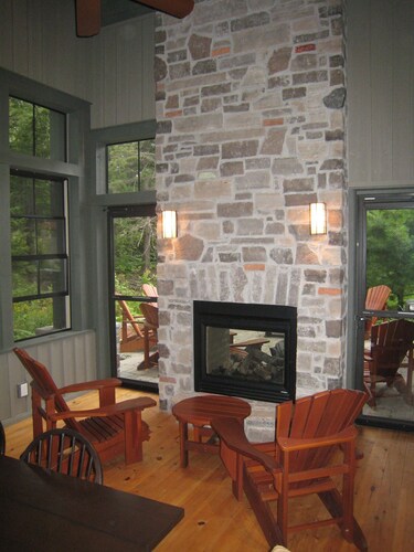 Fully equipped cottage on Lake Joseph at Rocky Crest, Lakeside development.