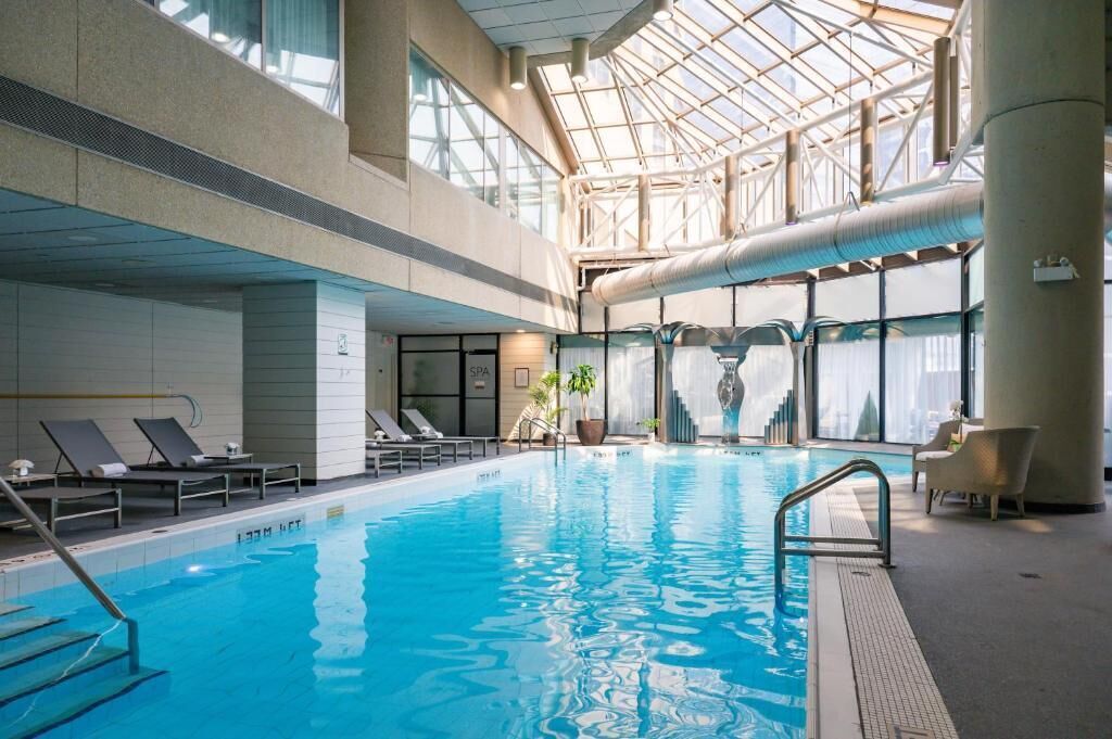 Una piscina al aire libre de temporada