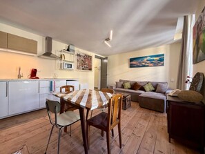 TV - House for 12 People in Central Lourdes — Garden & Medieval Tower, 8 min from the Sanctuary (Lourdes)