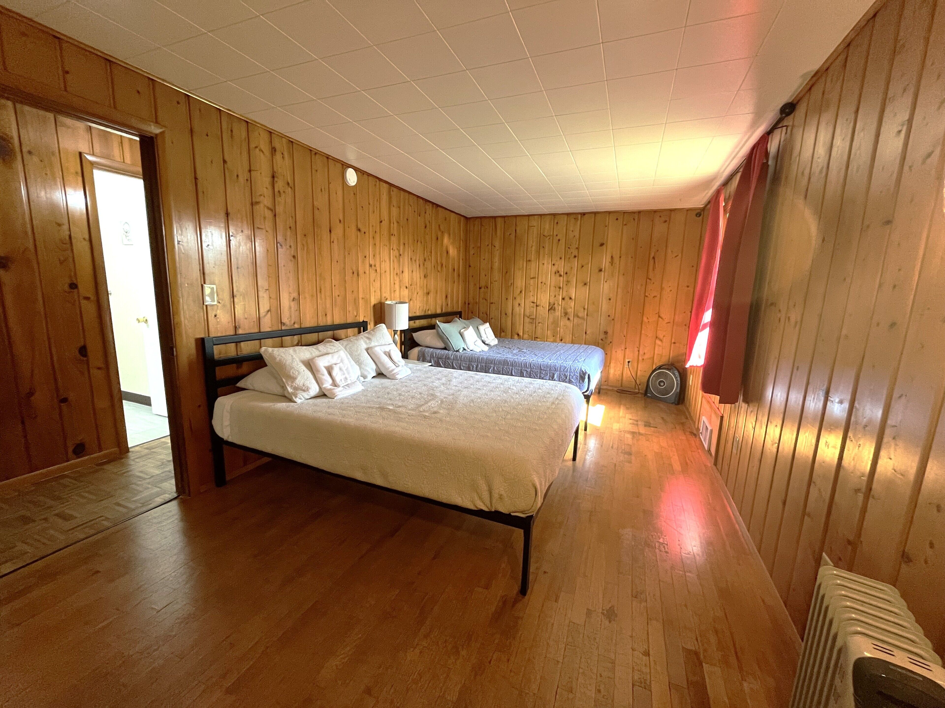 4 habitaciones, tabla de planchar con plancha, wifi y ropa de cama 