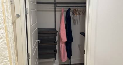 Skyview Downtown All Glass 1 Bedroom Cozy Apartment