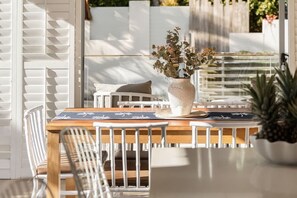 Outdoor dining - Townhouse with Private Magnesium Pool (Noosa Heads)