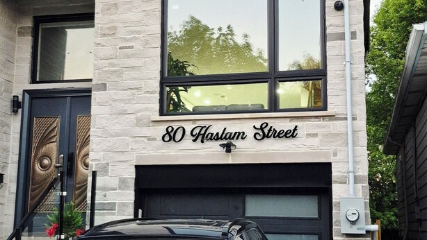 Una casa moderna de dos pisos con garaje, ubicada en la calle Hastings, número 80.