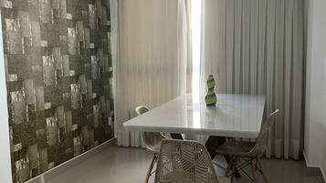 Family Apartment, Lanai | Dining