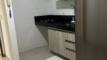 Family Apartment, Lanai | Private kitchen
