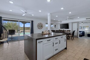 Interior - 3Bed,3Bath LAKEVIEW,pool,dual A/C,new carpet,U-driveway,near golf&London Bridge. (Lake Havasu City)
