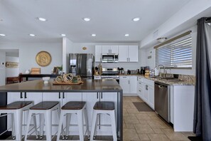 Coffee/tea maker, fridge, microwave, oven - 3Bed,3Bath LAKEVIEW,pool,dual A/C,new carpet,U-driveway,near golf&London Bridge. (Lake Havasu City)
