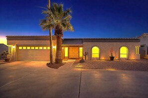 Exterior - 3Bed,3Bath LAKEVIEW,pool,dual A/C,new carpet,U-driveway,near golf&London Bridge. (Lake Havasu City)