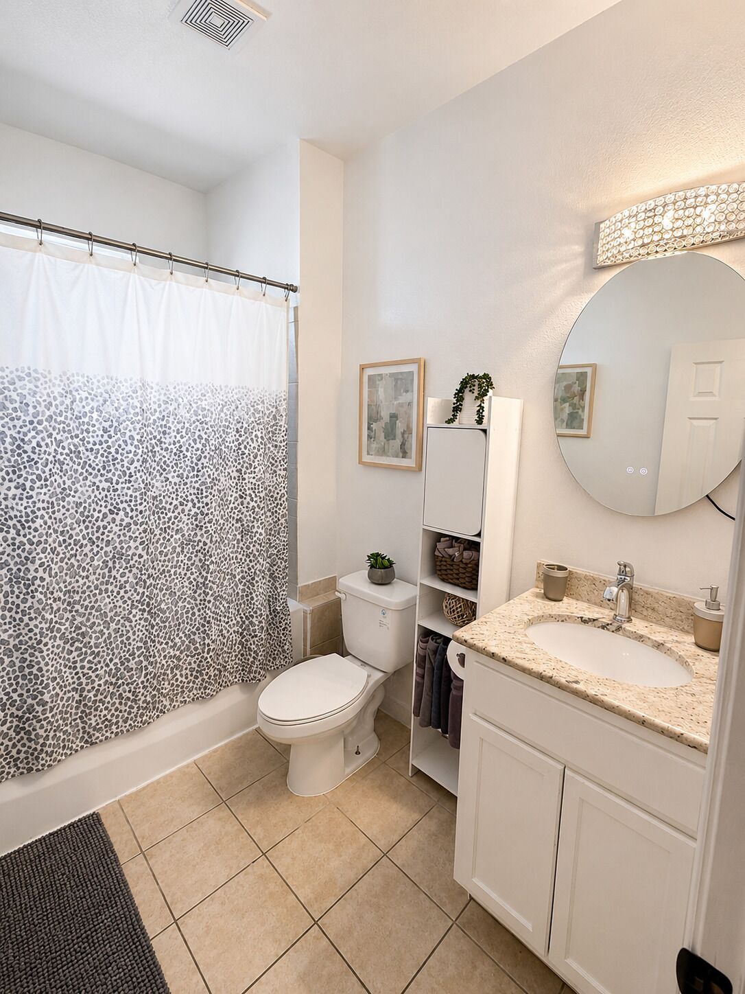 Secadora de cabello, toallas, jabón, papel de baño 