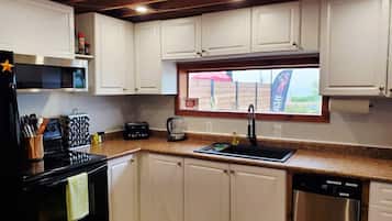 Coffee/tea maker, fridge, microwave, oven