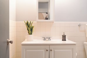 Hair dryer, towels, soap, shampoo - Charming 1-bedroom studio with AC in vibrant Chicago (Chicago)