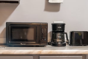 Microwave - Charming 1-bedroom studio with AC in vibrant Chicago (Chicago)