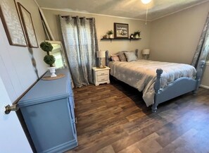 3 bedrooms, desk, iron/ironing board, free WiFi