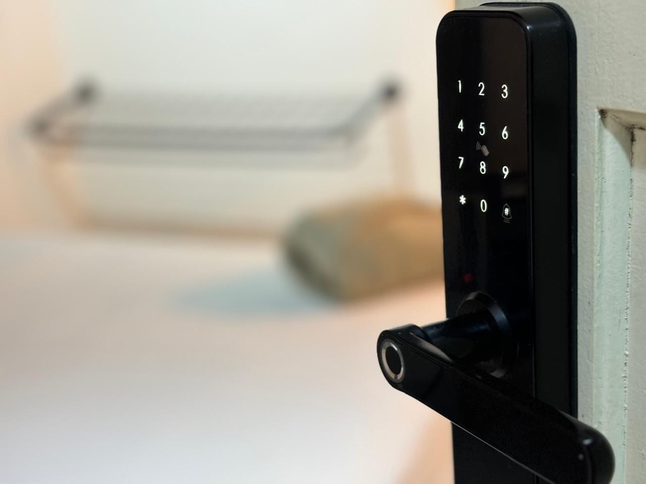 Eine schwarze, elektronische Tastaturverriegelung an einer Tür.