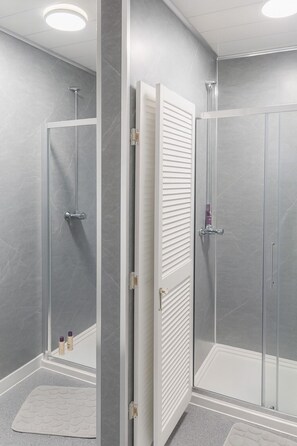 Badewanne und Dusche (separat), Handtücher