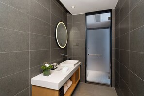 Comfort-Doppelzimmer, Stadtblick | Badezimmer | Haartrockner, Hausschuhe, Handtücher, Shampoo