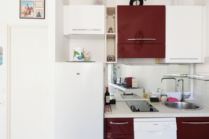Kühlschrank, Herdplatte, Toaster