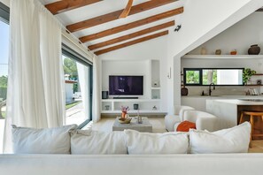 Smart-TV, Kamin, Bücher