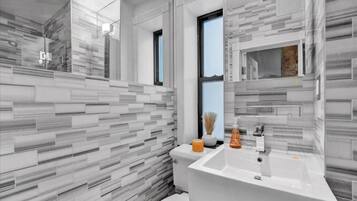 Apartment, 3 Bedrooms | Bathroom | Towels