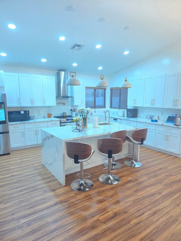 Private kitchen - Mini Mansion with 5-bedroom, Jacuzzi, pool, basketball court welcoming Chandler (Chandler)