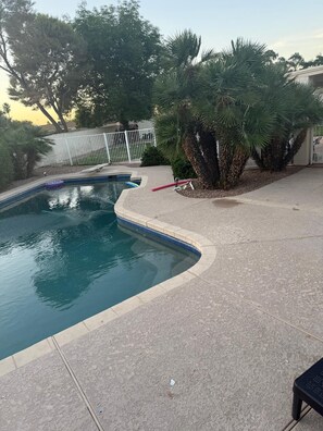 Outdoor pool - Mini Mansion with 5-bedroom, Jacuzzi, pool, basketball court welcoming Chandler (Chandler)