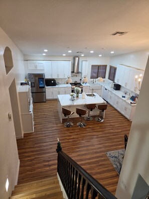 Private kitchen - Mini Mansion with 5-bedroom, Jacuzzi, pool, basketball court welcoming Chandler (Chandler)