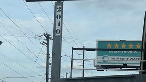 A sign for Economy Suites with a hotel icon, indicating extended stay accommodations.
