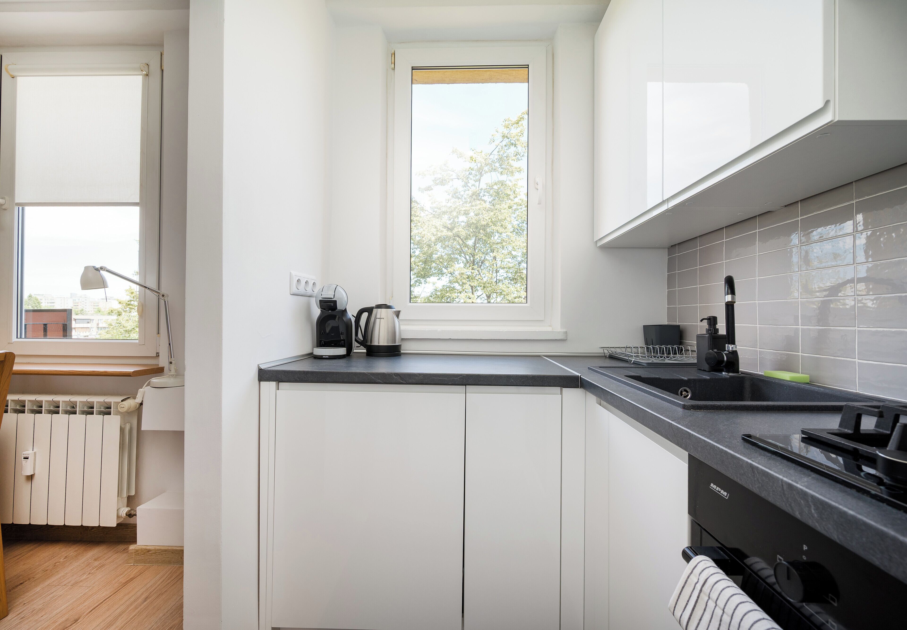 Coffee/tea maker, fridge, oven, stovetop