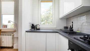 Coffee/tea maker, fridge, oven, stovetop